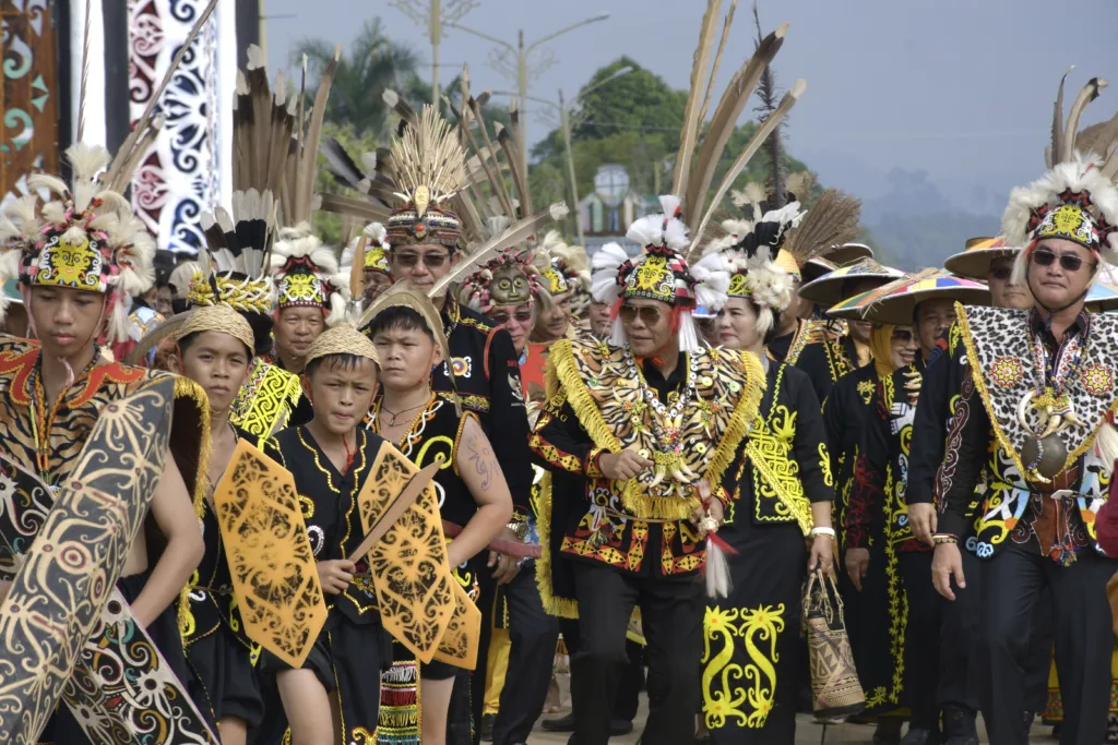 KEARIFAN LOKAL : Gubernur Kaltara, Drs H Zainal A Paliwang SH, M.Hum mengikuti pagelaran budaya di Malinau beberapa waktu lalu.