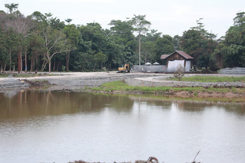 TERUS DIKEBUT: Proses pembangunan Kebun Raya Bunda Hayati sampai hari ini terus dikebut terlihat berbagai alat berat hingga pekerja konstruksi banyak beraaktivitasdalam kawasan kebun raya ini.