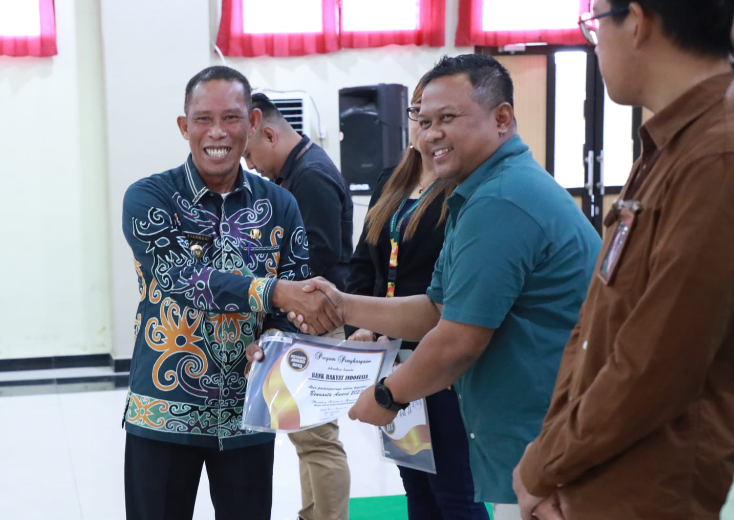 Bupati Bulungan Syarwani, S.Pd. M.Si memberikan penghargaan Benuanta Award pada perusahaan dan badan usaha yang telah berkontribusi dengan baik dalam pelaksanaan CSR mereka.