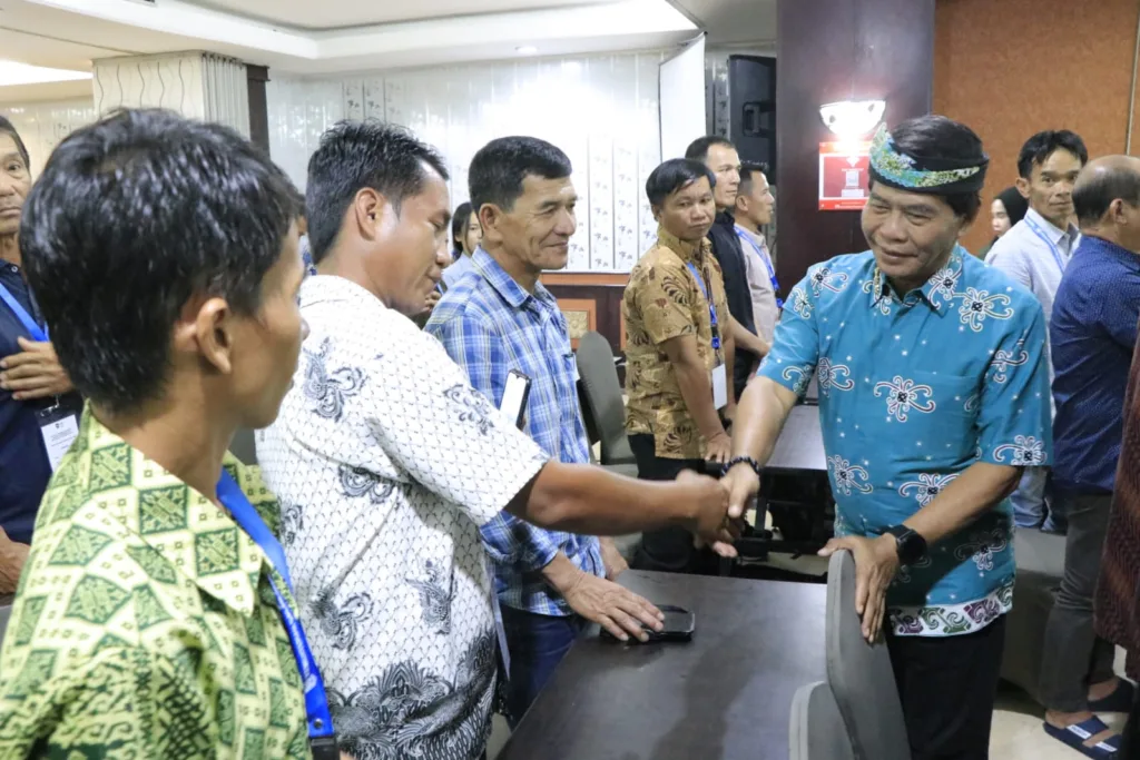 BERSALAMAN- Gubernur Kaltara Drs H Zainal A Paliwang saat bertemu para perangkat desa saat mengikuti pelatihan peningkatan kapasitas aparatur dan kelembagaan desa, di Swiss-Bellhotel Tarakan.