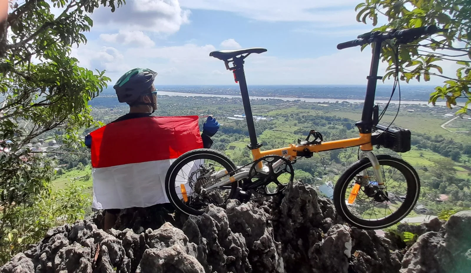 BERFOTO- Salah satu pengujung berfoto dengan latar belakang Tanjung Selor dari Puncak Gunung Putih.