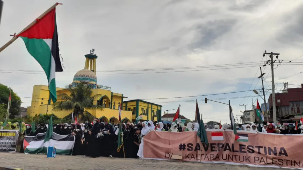 SOLIDARITAS: Ribuan masyarakat Tanjung Selor turun ke jalan gabungan dari berbagai organisasi masyarakat, lembaga keagamaan melakukan aksi dami mengecam agresi militer Israel, Minggu 5 November 2023 lalu.
