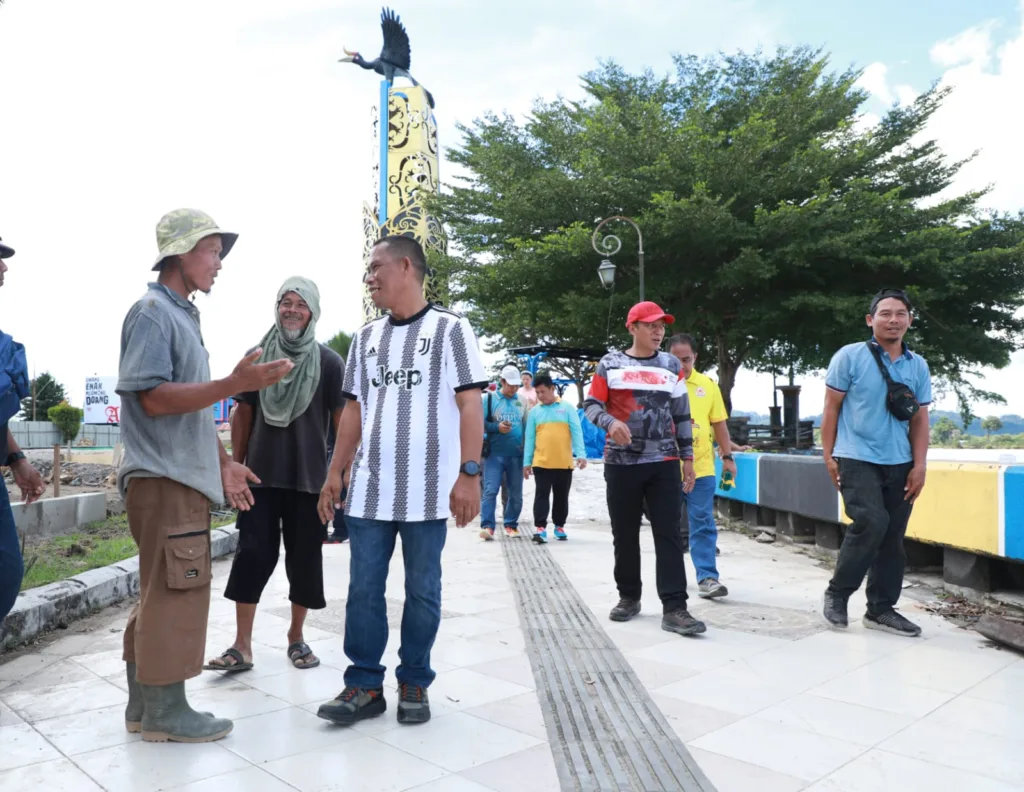TINJAU LAPANGAN: Bupati Bulungan Syarwani, S.Pd, M.Si didampingi Sekertaris Daerah Risdianto, S.Pi. M.Si serta perangkat daerah terkait meninjau proses pembangunan panggung Tugu Cinta Damai pada Minggu 12 November 2023.