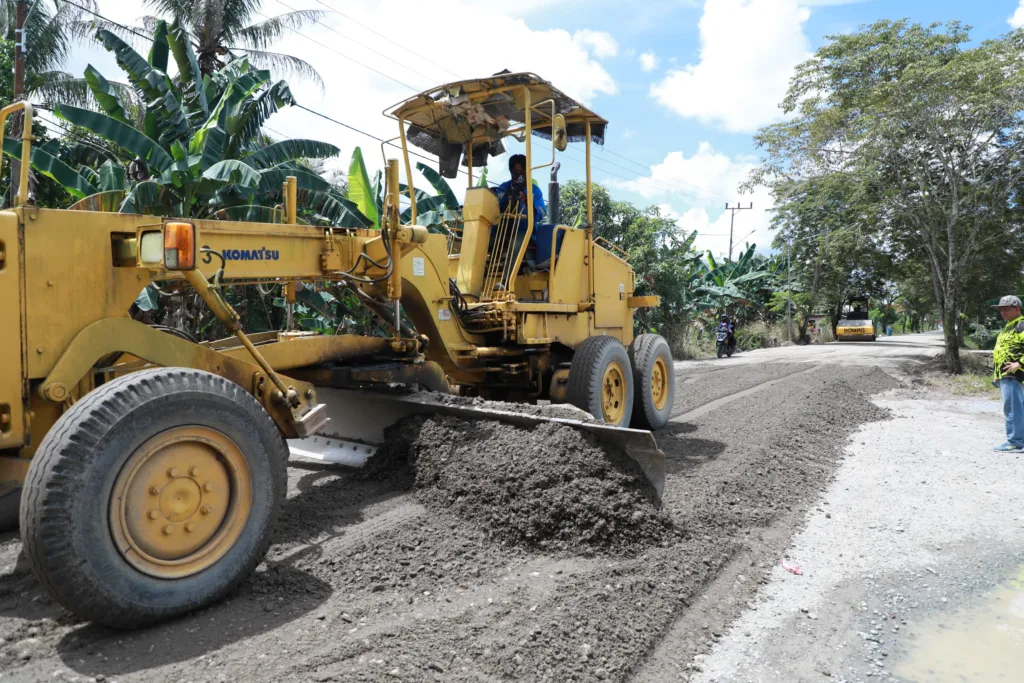 DITINGKATKAN: Jalan Sabanar Lama yang selama ini dikeluhkan masyarakat sudah mulai dibenahi secara bertahap.