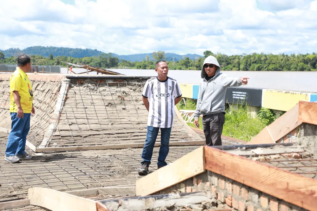 PANTAU PEMBANGUNAN: Bupati Bulungan, Syarwani melihat progres pembangunan arena skatepark pertama di Bulungan yang berada di wilayah Tepian Sungai Sabanar Lama, pada Minggu 12 November 2023.