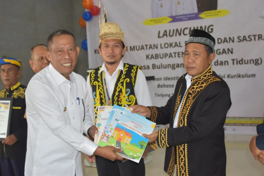 TERBITKAN BUKU: Bupati Bulungan secara simbolis menerima buku yang nantinya menjadi acuan pengajaran kurikulum muatan lokal bahasa Dayak, Tidung dan Bulungan, bertempat di Gedung Disdikbud Bulungan belum lama ini.