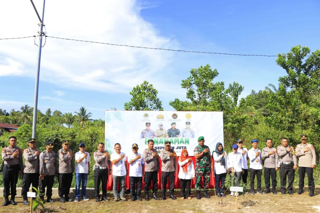 PENANAMAN : Kadishut Kaltara, Ir. Syarifuddin mengikuti Penanaman 10 Juta Pohon secara nasional yang digelar serentak pada, Rabu (15/11).