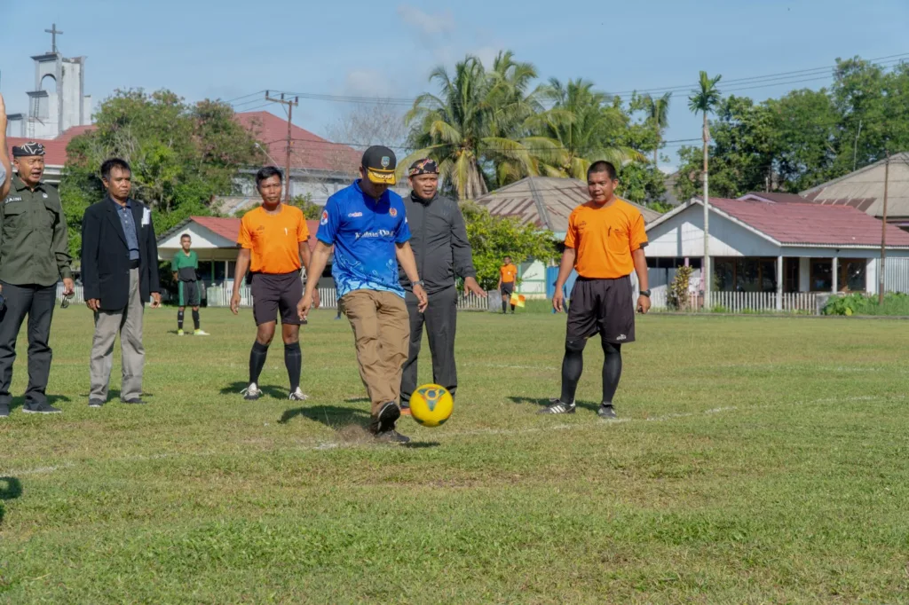 OLAHRAGA PELAJAR : Asisten bidang Pemerintahan dan Kesra Setprov Kaltara, Datu Iqro Ramadhan, S.Sos, M.Si membuka Popprov Kaltara di Lapangan Ahmad Yani, Kamis (16/11) pagi.