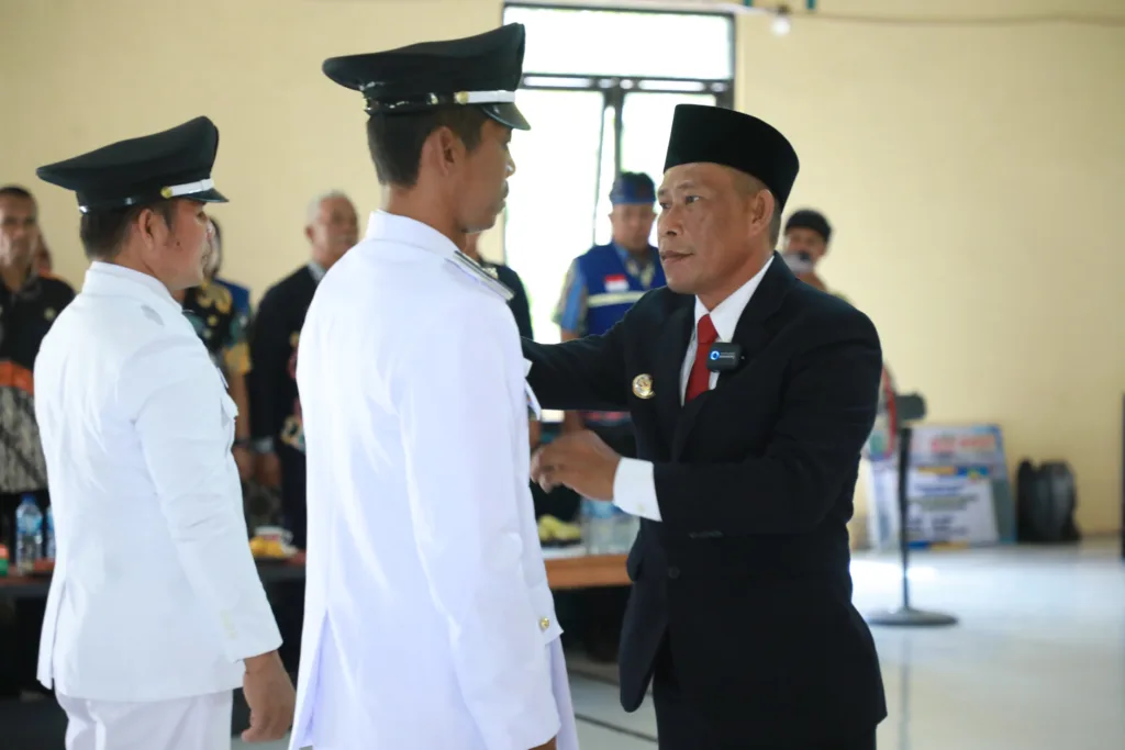 DILANTIK: Bupati Bulungan Syarwani, S.Pd M.Si melantik dua kepala desa antar waktu Desa Panca Agung dan Pimping masa jabatan 2023 – 2027 bertempat di balai Desa Panca Agung Kamis (16/11/2023).