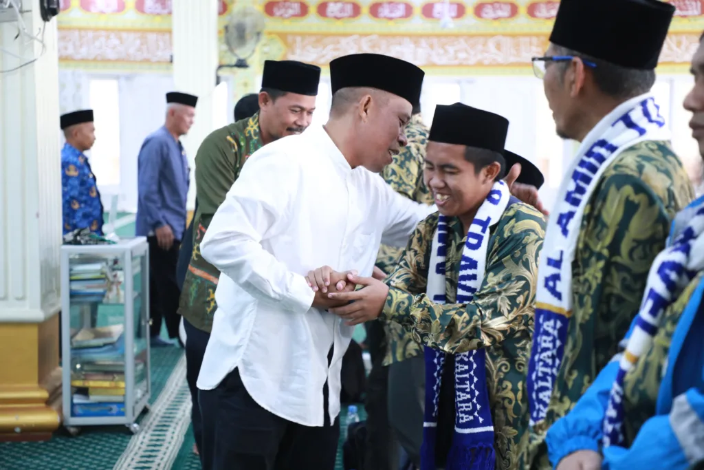 BERANGKAT UMRAH: Sebanyak 30 orang petugas fardhu kifayah, guru mengaji juara Mtq dan petugas layanan masyaraakat lainya diberangkatkan ibadah umrah oleh Pemkab Bulungan, sebagai bentuk apresiasi atas pengabdianya.