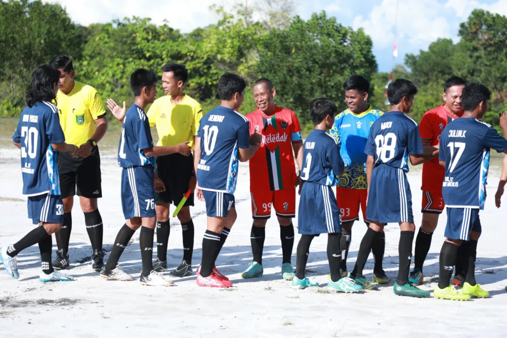 BERTANDING: Bupati Bulungan menjadi kapten kesebelasan Bulungan FC pada laga eksibisi melawan Liagu FC, Jumat (17/11/2023).