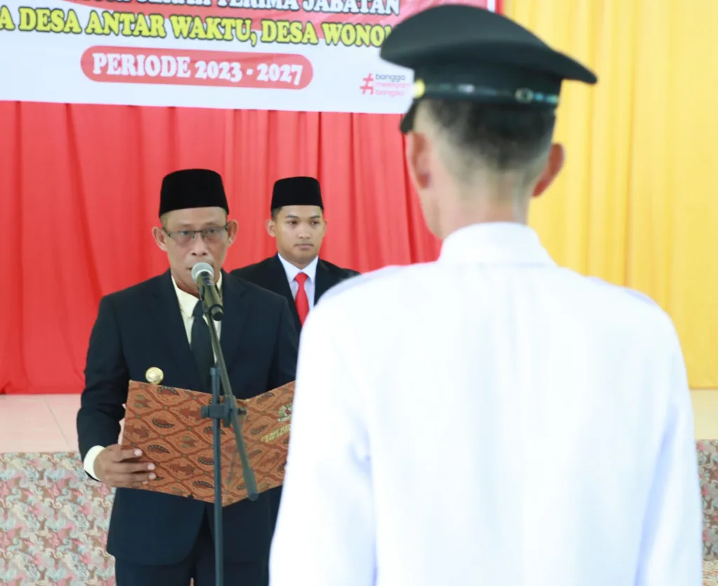 PELANTIKAN : Bupati Bulungan Syarwani, S.Pd., M.Si melantik Kepala Desa Sajau dan Wonomulyo, Sabtu (18/11).