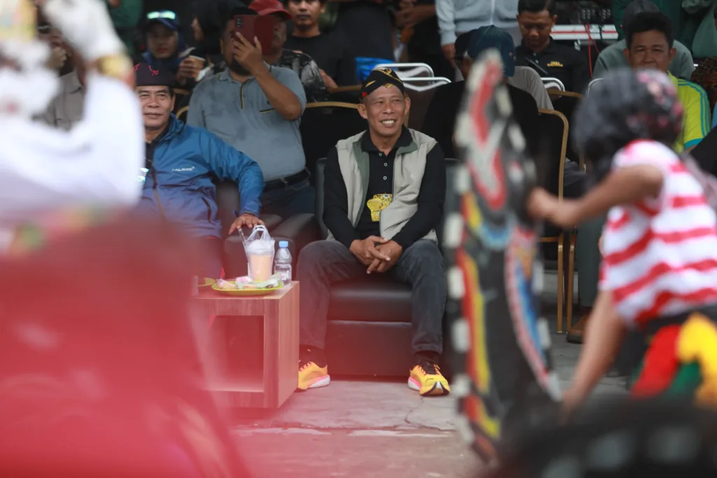 ANTUSIAS: Bupati Bulungan Syarwani, S.Pd M.Si saat menghadiri karnaval budaya yang digelar Serikat Pemuda Jawa (SPJ) Kaltara bertempat di halaman Hotel Pangeran Khar, Minggu (19/11/2023)