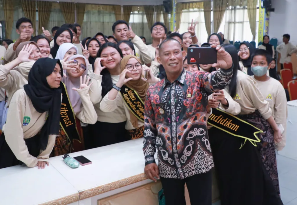 BERSWAFOTO: Korwil Apkasi yang juga Bupati Bulungan Syarwani. S.Pd M.Si saat berseilfi dengan mahasiswa Universitas Kalimantan Utara belum lama ini.
