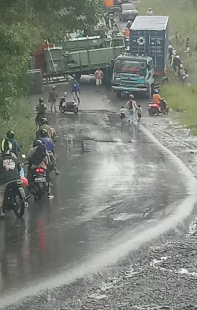 LAKALANTAS: Dua truk kontainer salah satu perusahaan di Tarakan saling bersenggolan di tikungan Jalan Aki Balak, pada Jumat 24 November 2023 siang.