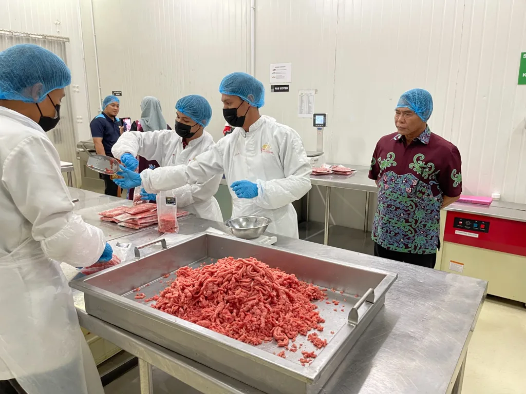 KUNJUNGAN KERJA : Gubernur Kaltara, Drs H Zainal Drs H Zainal A Paliwang SH, M.Hum mengunjungi Balung Beef Centre di Tawau, Sabah belum lama ini.