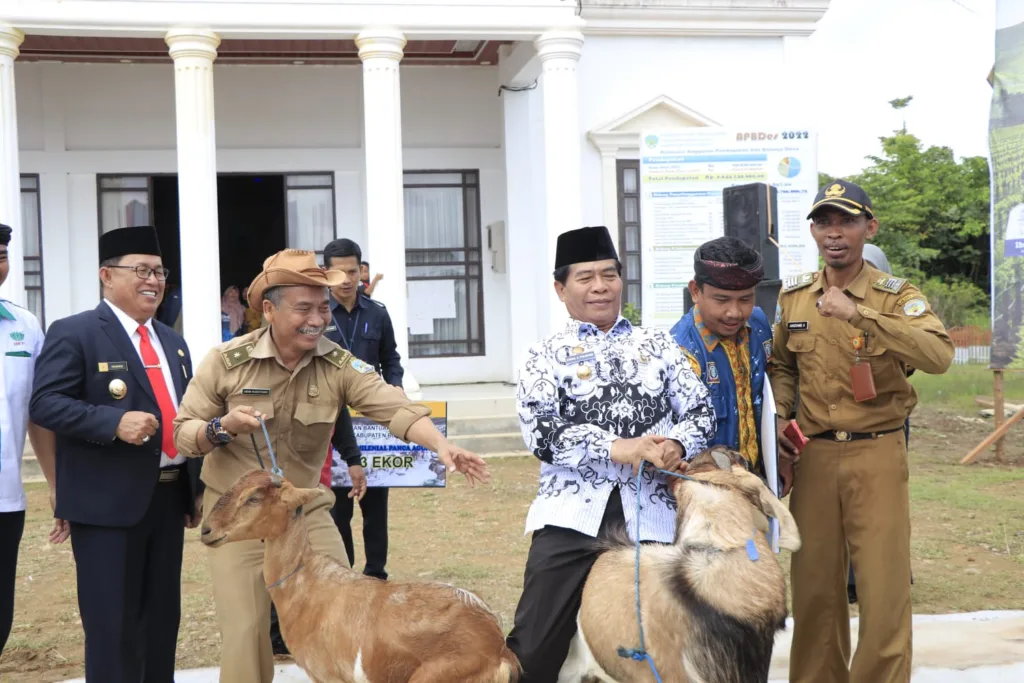 BANTUAN PERTANIAN : Gubernur Kaltara, Drs H Zainal A Paliwang, SH, M.Hum menyerahkan bantuan pertanian di KTT, Senin (27/11)