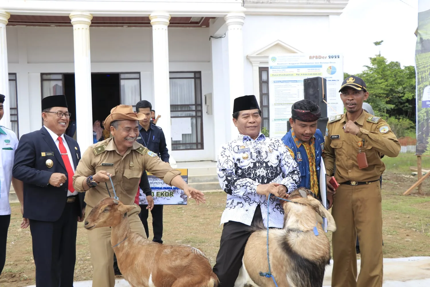 BANTUAN PERTANIAN : Gubernur Kaltara, Drs H Zainal A Paliwang, SH, M.Hum menyerahkan bantuan pertanian di KTT, Senin (27/11)
