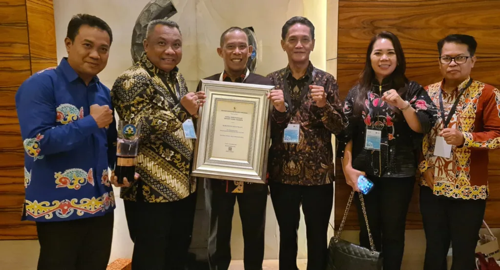PRESTASI GEMILANG: Bupati Bulungan Syarwani, S.Pd.,M.Si bersama beberapa pimpinan OPD usai menerima penghargaan Swasti Saba Padapa, pada Selasa 28 November 2023 di Ballroom Basmall Grand Indonesia.