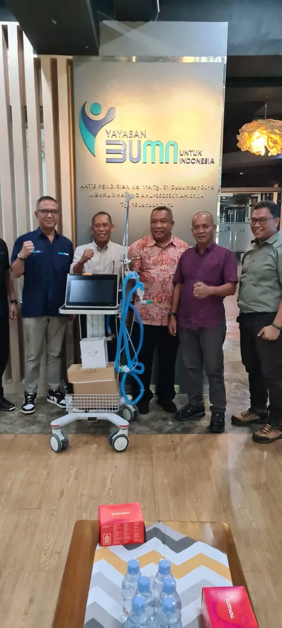 TERIMA HIBAH: Bupati Bulungan Syarwani,S.Pd.M,Si menerima secara simbolis Veentilator dari Yayasan BUMN Untuk Indonesia yang nantinya diserahkan ke RSUD Soemarno Sostroadmodjo Tanjung Selor.