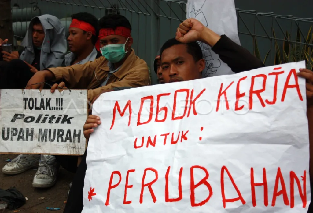Antara foto/ Aksi buruh saat menuntut kenaikan upah sebesar15 persen, dan mengancam melakukan mogok nasional jika tidak menemui jalan tengah.