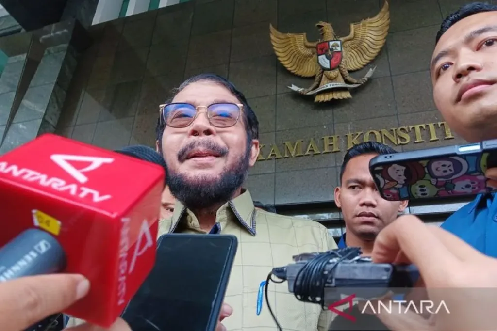 BERI KETERAANGAN: Mantan Ketua MK Anwar Usman saat memberikan keterangan pada awaak media belum lama ini. Foto:Antara