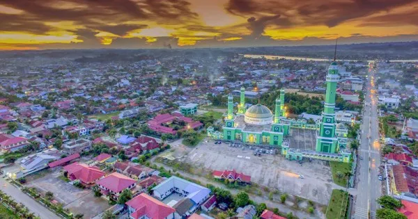 Bumi Batiwakkal atau sebutan Kabupaten Berau, secara geografis wilayah ini dekat dengan provinsi Kalimantan Utara.