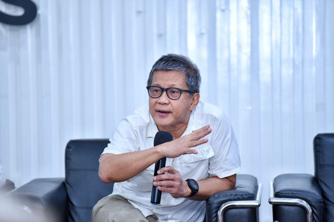 Rocky Gerung, meski sempat di laporkan oleh politisi PDIP terkait pencemaran nama baik presiden, kini PDIP justru sependapat dengan pernyataan akademisi kontraversial tersebut sehingga mencabut tuntutanya.