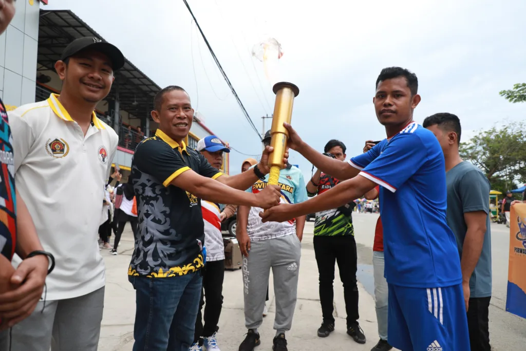 KIRAB OBOR: Bupati Bulungan Syarwani, S.Pd M.Si saat menerima Kirab Obor dari salah satu atlet yang nantinya bertanding pada Powarda PWI ke 1 di Kota Tarakan.