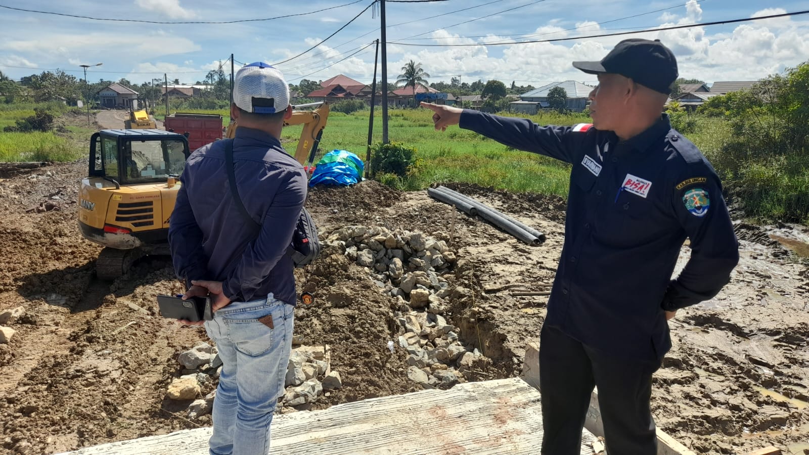 HARUS TUNTAS : Bupati Bulungan, Syarwani, S.Pd, M.Si saat meninjau pekerjaan fisik pembangunan Jembatan dan peningkatan Jalan Cendana, Selasa (5/12/2023)