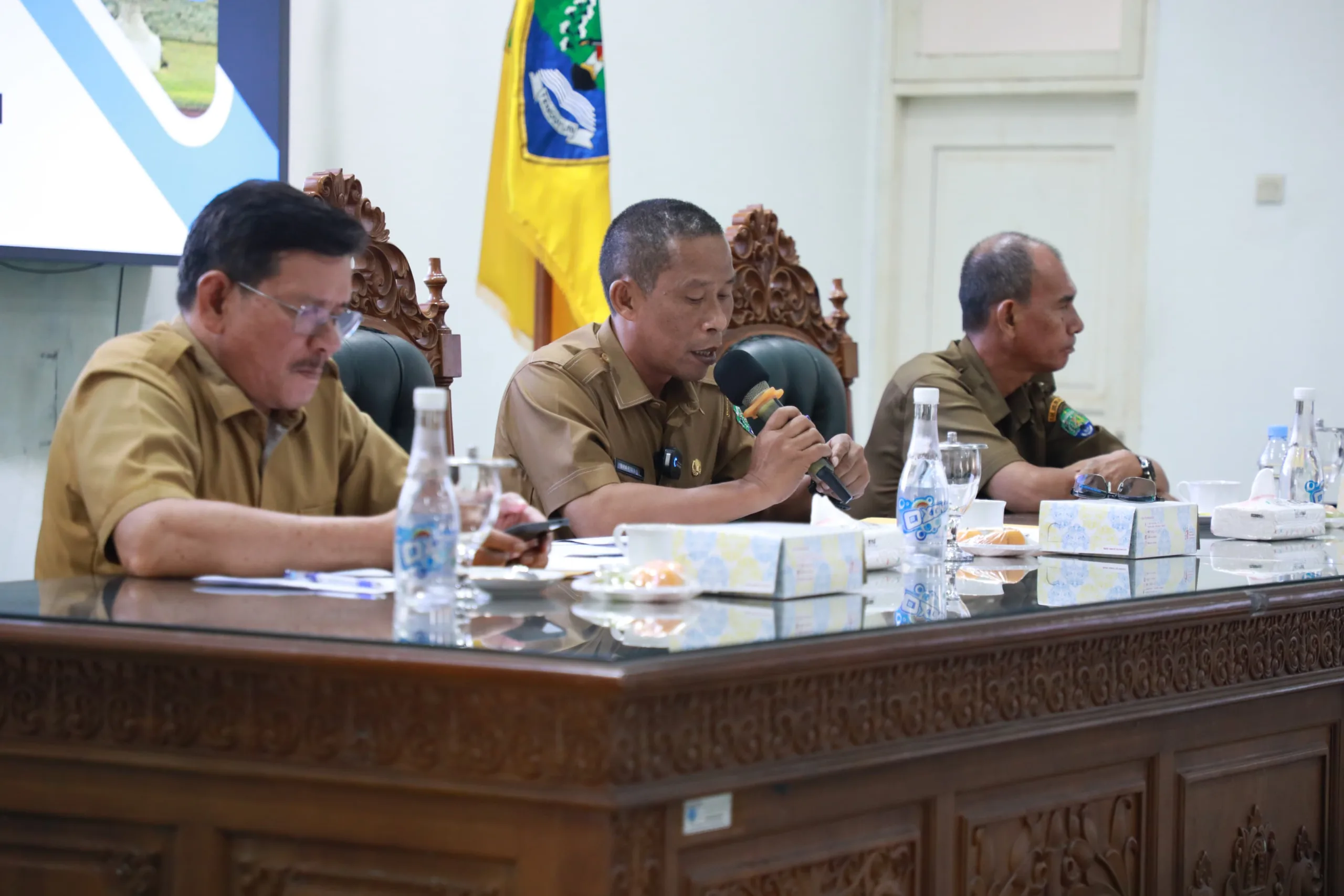 Bupati Bulungan didampingi Wakil Bupati dan asisten saat melakukan kegiatan rapat evaluasi pengendalian pembangunan 2023.
