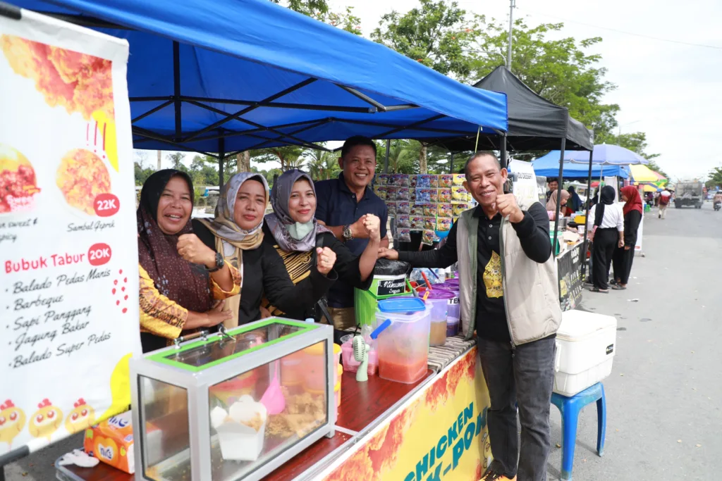 LANGKAH KONKRET : Bupati Bulungan, Syarwani, S.Pd, M.Si mengunjungi pelaku UMKM di Tebu Kayan beberapa waktu lalu.