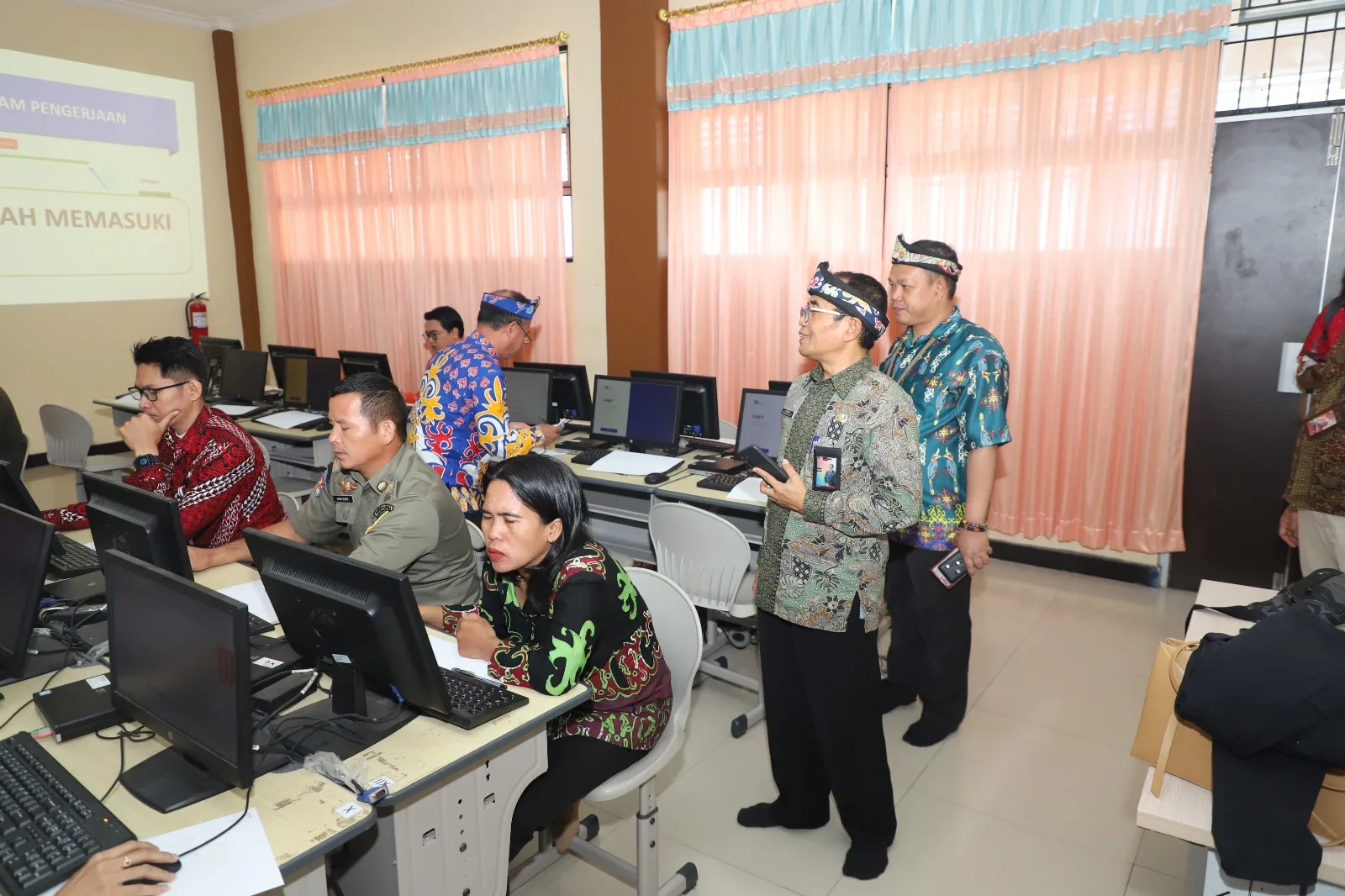 PELAKSANAAN : Kepala Kantor Regional (Kakanreg) VIII Badan Kepegawaian Negara (BKN), A. Darmuji didampingi Plt. Kepala BKD Kaltara, Andi Amriampa meninjau pelaksanaan Penilaian Potensi dan Kompetensi di Laboratorium SMA Negeri 1 Tanjung Selor, Kamis (7/12).