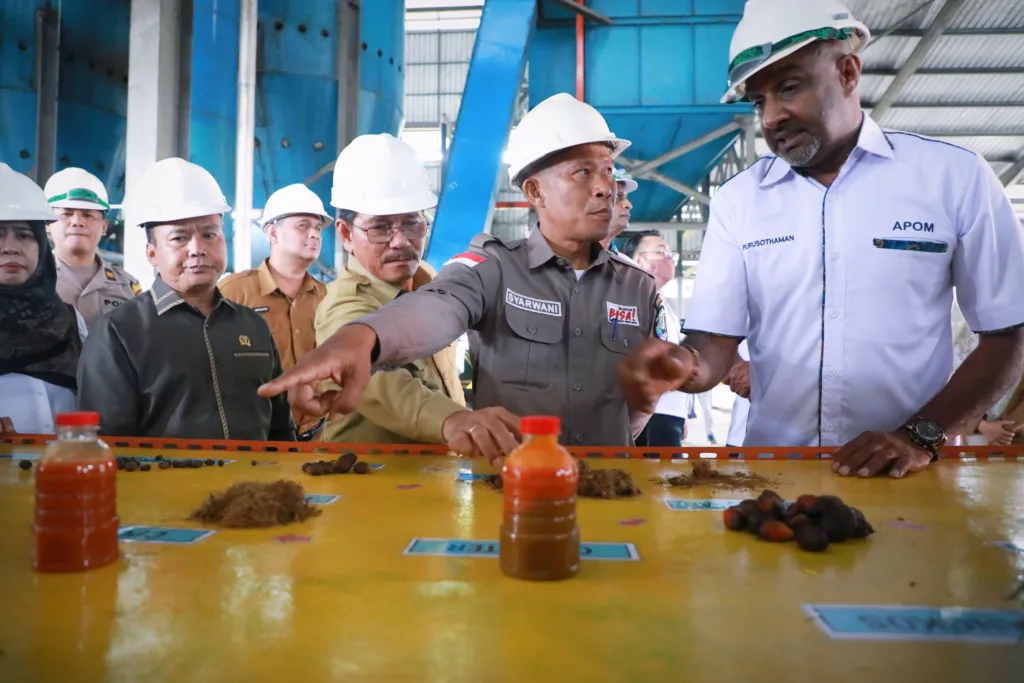 RESMIKAN PABRIK: Bupati Bulungan Syarwani.,S.,Pd.,M.,Si, didampingi Wakil Bupati Ingkong Ala, S.E., M.Si dan sejumlah perangkat daerah saat melihat pabrik pengolahan kelapa sawit milik PT. Abdi Borneo Plantation dalam rangkaian kegiatan hari perkebunan nasional ke 66 tahun beberapa waktu lalu.