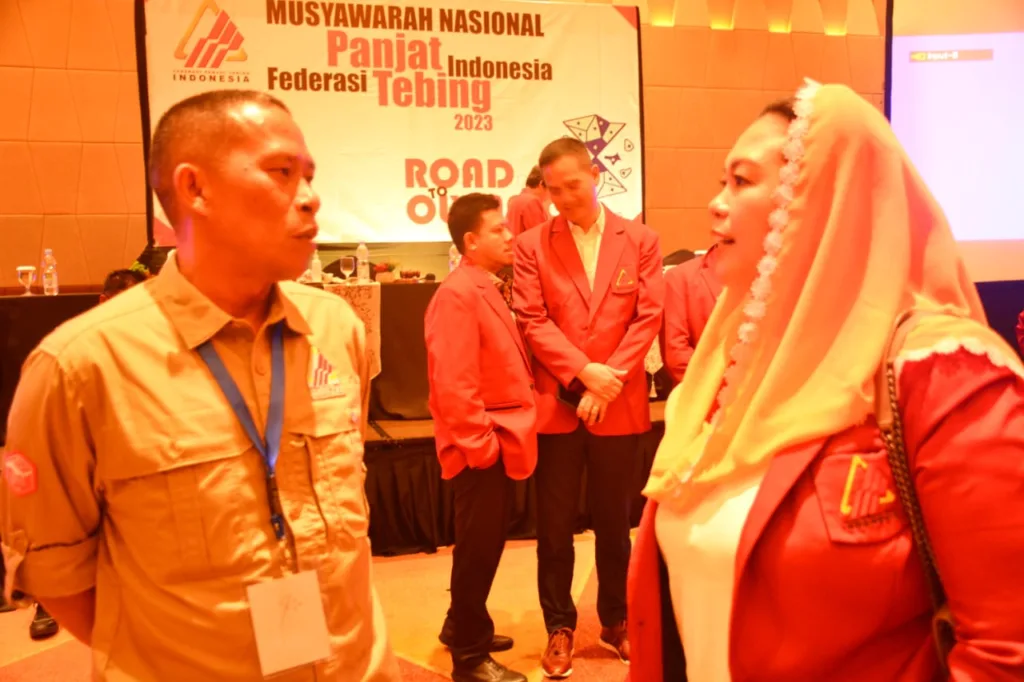HADIRI MUNAS: Ketua FPTI Kaltara, Syarwani,S.Pd.,M.Si bersama Yenny Wahid selaku Ketua PP FPTI 2019-2023 usai menghadiri Munas ke-9 FPTI di Nuanza Hotel & Convention, Kabupaten Bekasi Jawa Barat, Rabu (13/12/2023)