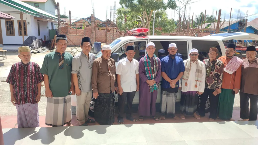 Bupati Bulungan berfoto bersama pengurus Masjid Nurussalam usai proses penyerahan secara simbolis hibah 1 unit mobil jenazah.