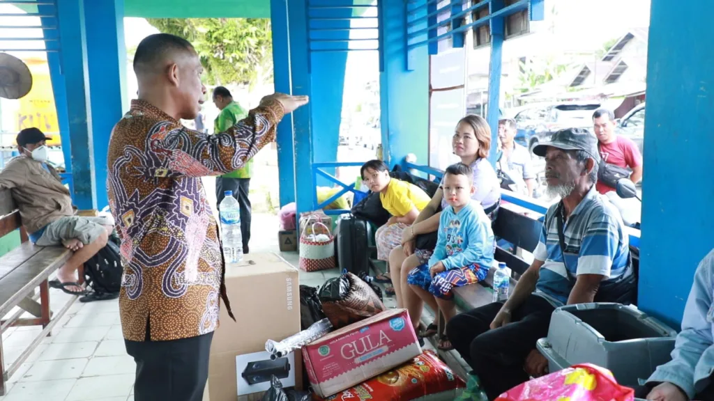 PANTAU MUDIK: Bupati Bulungan saat melakukan pemantauan arus mudik di Pebuhan Peso titik kumpul masyarakat yang hendak ke 3 Kecamatan di Hulu Sungai Kayan.
