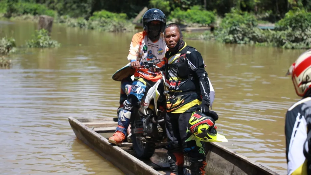 TINJAU LOKASI: Bupati Bulungan saat meninjau banjir yang menggenang Jembatan Sungai Nyelung yang membuat akses darat 3 kecamatan di Hulu Sungai Kayan terputus.