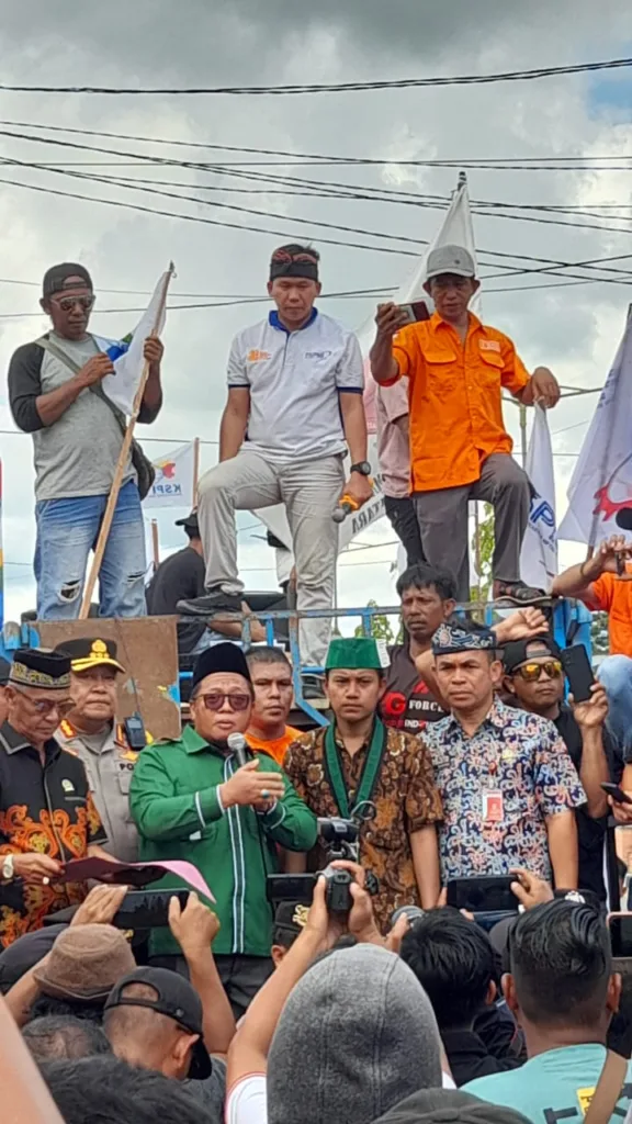 UNJUK RASA: Ratusan masa yang tergabung dalam Aliansi Mahasiswa dan Buruh bersatu menuntut pemerintah, DPRD dan kepolisian mengusut tuntas permasalahan kelangkaan BBM yang terjadi di Bulungan belakangan ini.