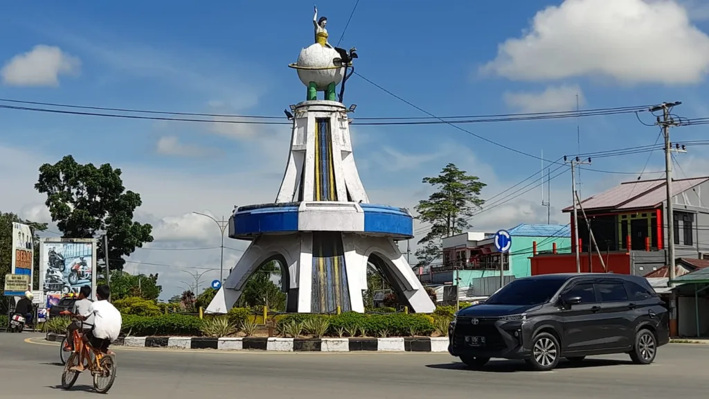 SARAT MAKNA: Tugu Putri Lamlai Suri yang memliki ikatan sejarah dengan cerita rakyat Kabupaten Bulungan justru seringkali terkuburkan dengan penyebutan Tugu Telur Pecah yang tidak memiliki ikatan makna sejarah dengan bangunan ikonik tersebut. Foto:Dedi Suhendra/tanjungnews.com