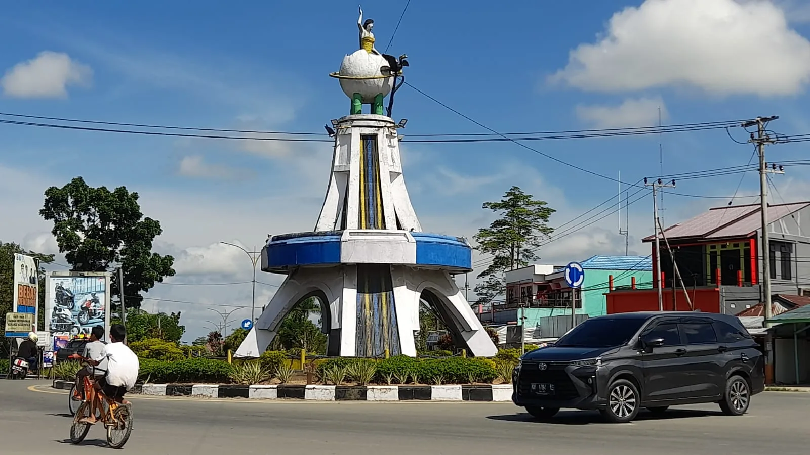 SARAT MAKNA: Tugu Putri Lamlai Suri yang memliki ikatan sejarah dengan cerita rakyat Kabupaten Bulungan justru seringkali terkuburkan dengan penyebutan Tugu Telur Pecah yang tidak memiliki ikatan makna sejarah dengan bangunan ikonik tersebut. Foto:Dedi Suhendra/tanjungnews.com
