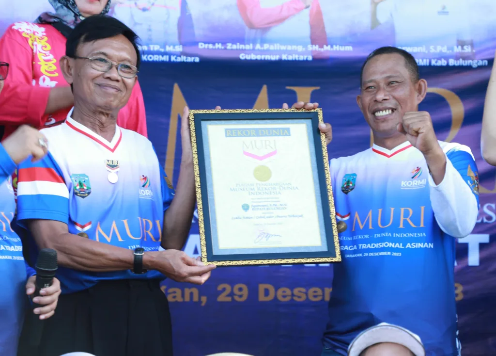 MEMBANGGAKAN: Pemkab Bulungan berhasil memecahkan rekor MURI permainan tradisional Asinan/Gobak Sodor dengan pemain ASN dan pelajar terbanyak di Lapangan Ahmat Yani, Tanjung Selor, Jumat (29/12/2023)