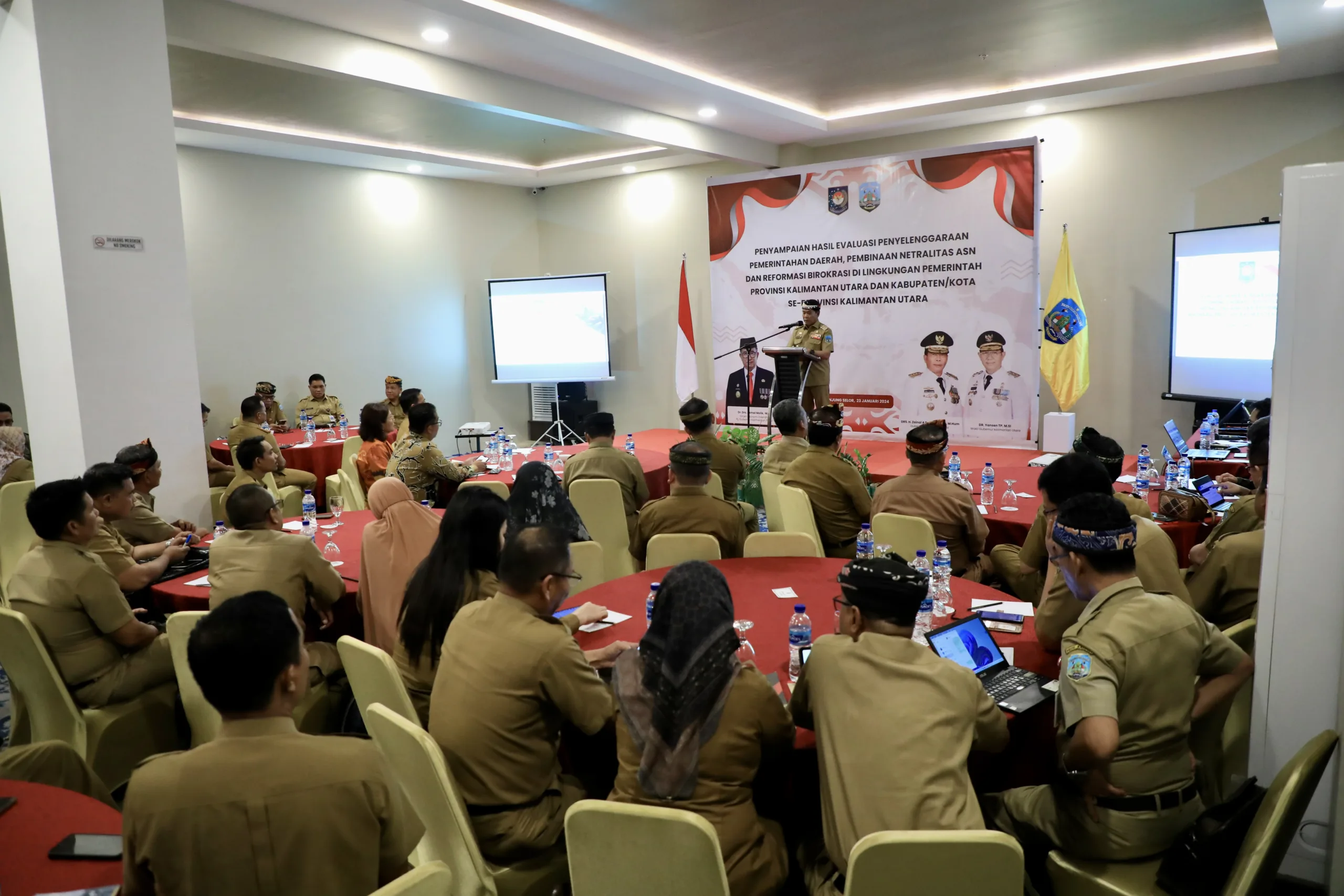 PRESTASI: Gubernur Kaltara memaparkan prestasi gemilang dalam evaluasi penyelenggaraan pemerintah daerah, pembinaan netralitas ASN, dan reformasi birokrasi di hadapan Direktur Jenderal Otonomi Daerah Kementerian Dalam Negeri di Ballroom Hotel Luminor, Tanjung Selor, Selasa, (23/1/2024).