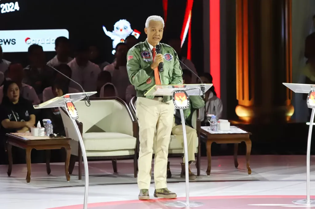 Capres nomor urut tiga Ganjar Pranowo menyampaikan pandangannya saat debat ketiga Pilpres 2024 di Istora Senayan, Jakarta, Minggu (7/1/2024). (DERY RIDWANSAH/ JAWAPOS.COM)