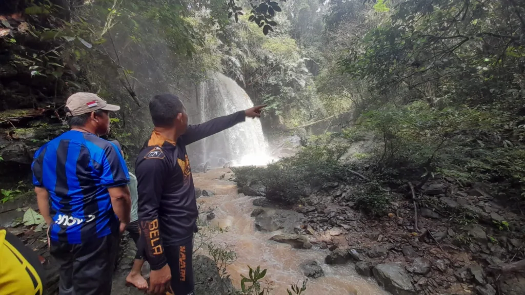 EKOWISATA: Bupati Bulungan bersama kepala Desa Antutan saat melihat langsung keindahan ekowisata Air Terjun Sebakut yang terintegrasi dengan perhutanan sosial seluas 46 hektar.