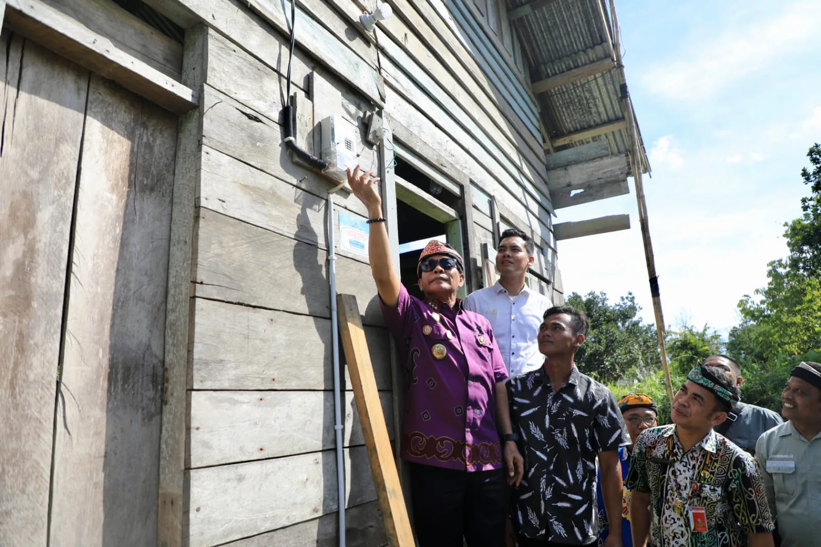 BERI BANTUAN: Gubernur Kaltara saat melihat langsung proses pemasangan secara Simbolis Bantuan Pasang Baru Listrik (BPBL) Pemprov Kaltara pada Masyarakat Satuan Pemukiman (SP) 5 Desa Salimbatu, Kamis (4/1).