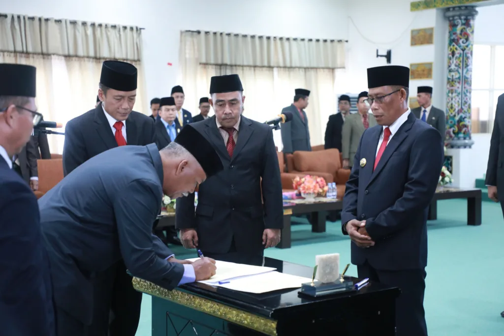 DILANTIK: Bupati Bulungan, Syarwani.,S.Pd.M.Si saat melantik 6 JPT Pratama bertempat di Gedung BKPSDM Bulungan belum lama ini.