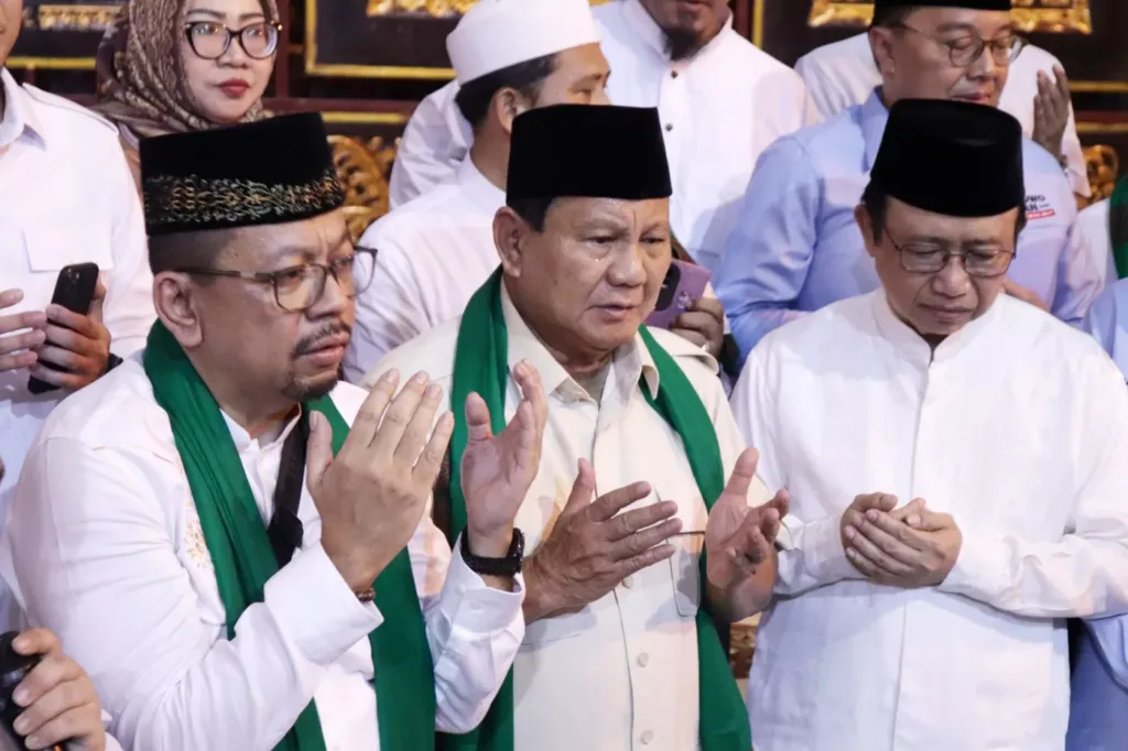 Calon presiden nomor urut 2 Prabowo Subianto hadir dalam kegiatan Silaturahmi Nasional (Silatnas) ummat dan ulama Jaringan Santri Indonesia (JSI) yang dilaksanakan di Pondok Pesantren IGM Al Ihsaniyah, Kecamatan Gandus, Palembang Sumatera Selatan, pada Selasa (9/1/2024). (DOK. TKN PRABOWO-GIBRAN)