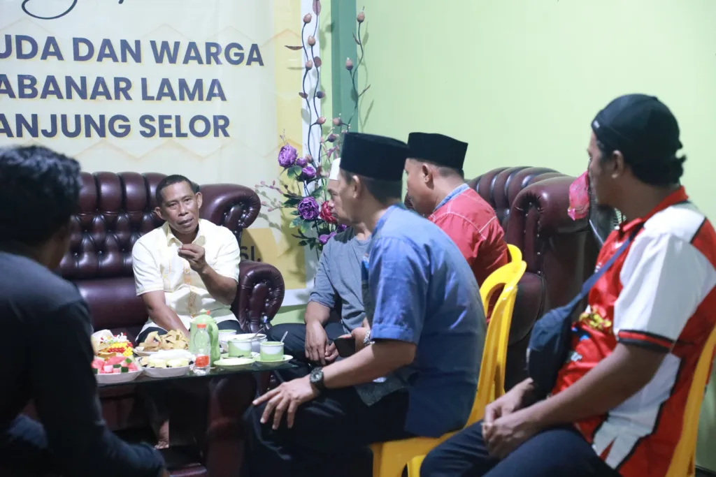 AKRAB: Sudah menjadi kebiasaan Bupati Bulungan Syarwani, S.Pd.M.Si bersilaturahmi ke rumah masyarakat hanya untuk berdiskusi tentang program pembangunan Kabupaten Bulungan, hal tersebut dilakukan agar program pembangunan sesuai dengan kebutuhan masyarakat.