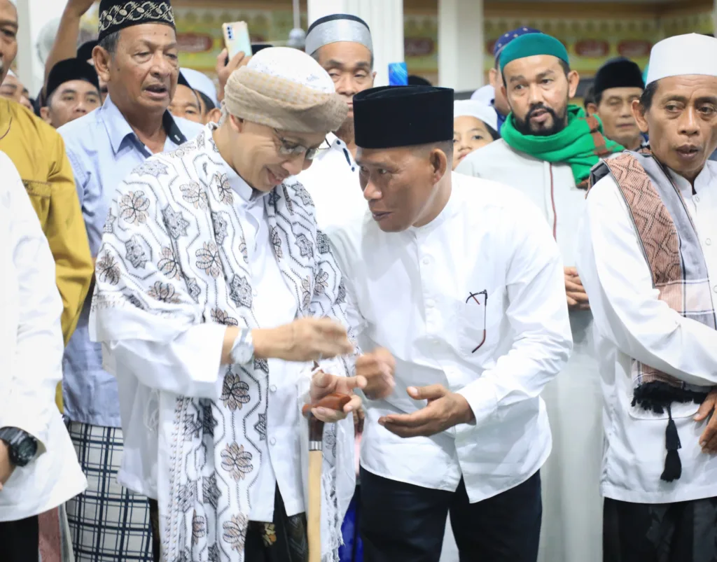 Prof. KH. Yahya Zainul Ma'arif, LC., M.A., Ph.D atau lebih dikenal Buya Yahya, bersama Bupati Bulungan Syarwani saat mengisi ceramah di Masjid Agung Istiqomah Tanjung Selor.